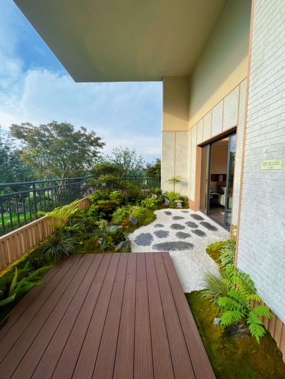 全新第四代住宅,超大95园露台,70多个w 全新第四