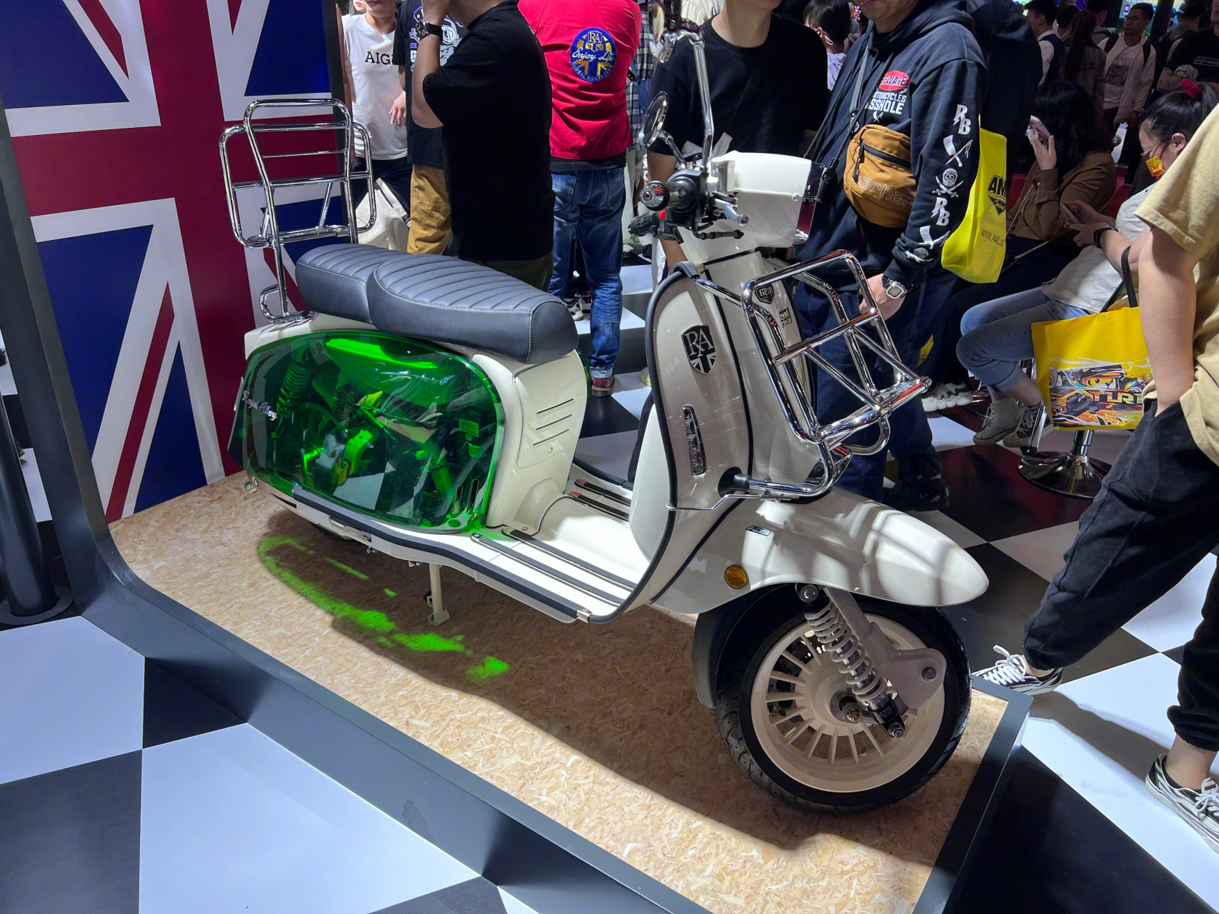 在2023北京摩托车展上,royalalloy品牌新车型mt系列-摩登玩具透明车壳