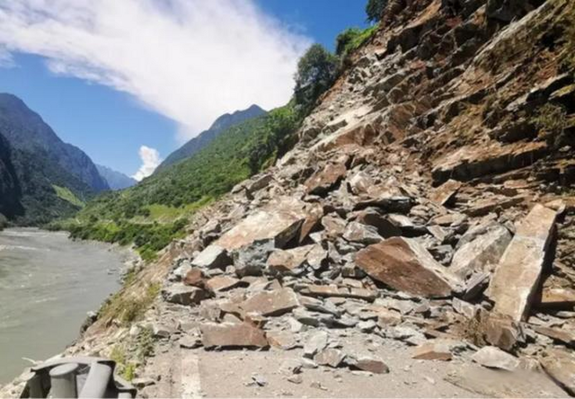 【湖北宜昌突发山体岩石崩塌致7死】据湖北省宜昌市兴山县人民政府