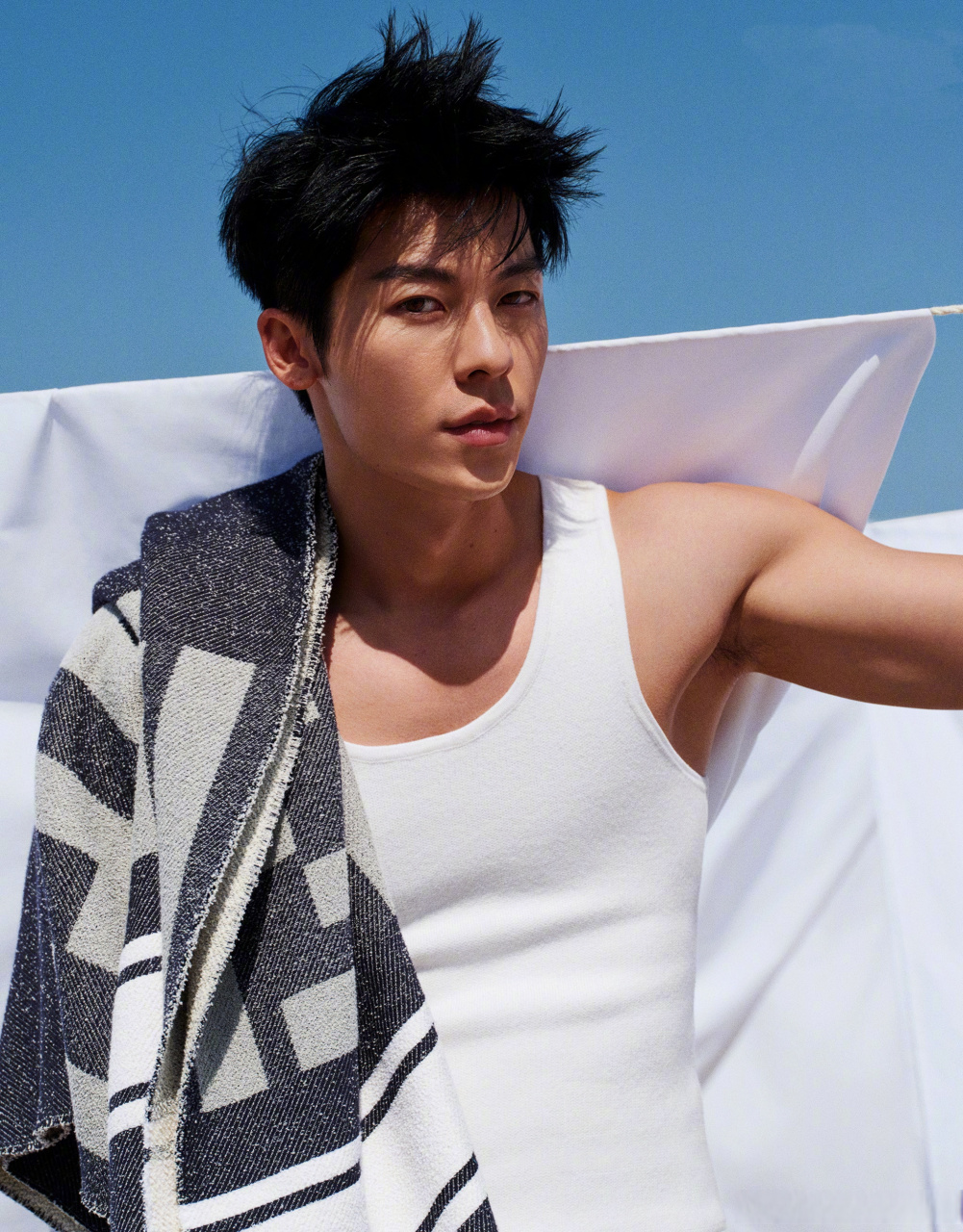 星尚人# @许光汉 最新杂志大片上线,白色背心勾勒完