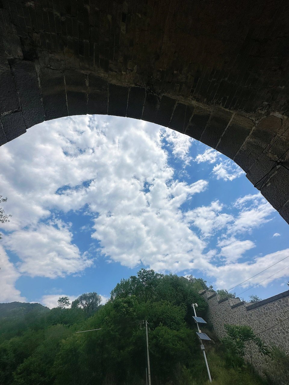 万里长城—紫荆关,坐落在河北省保定市易县城西北45千米的紫荆岭上,始
