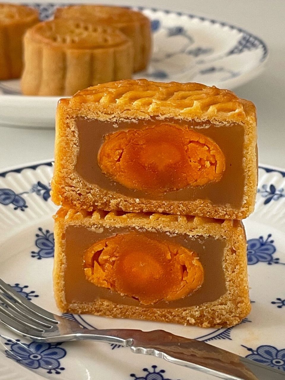 自己动手做的莲蓉蛋黄月饼 04 外表是松软的饼皮 里面是香甜软糯的