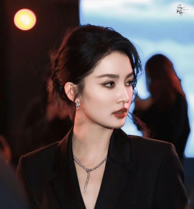 李沁差点结婚?前男友成谜!