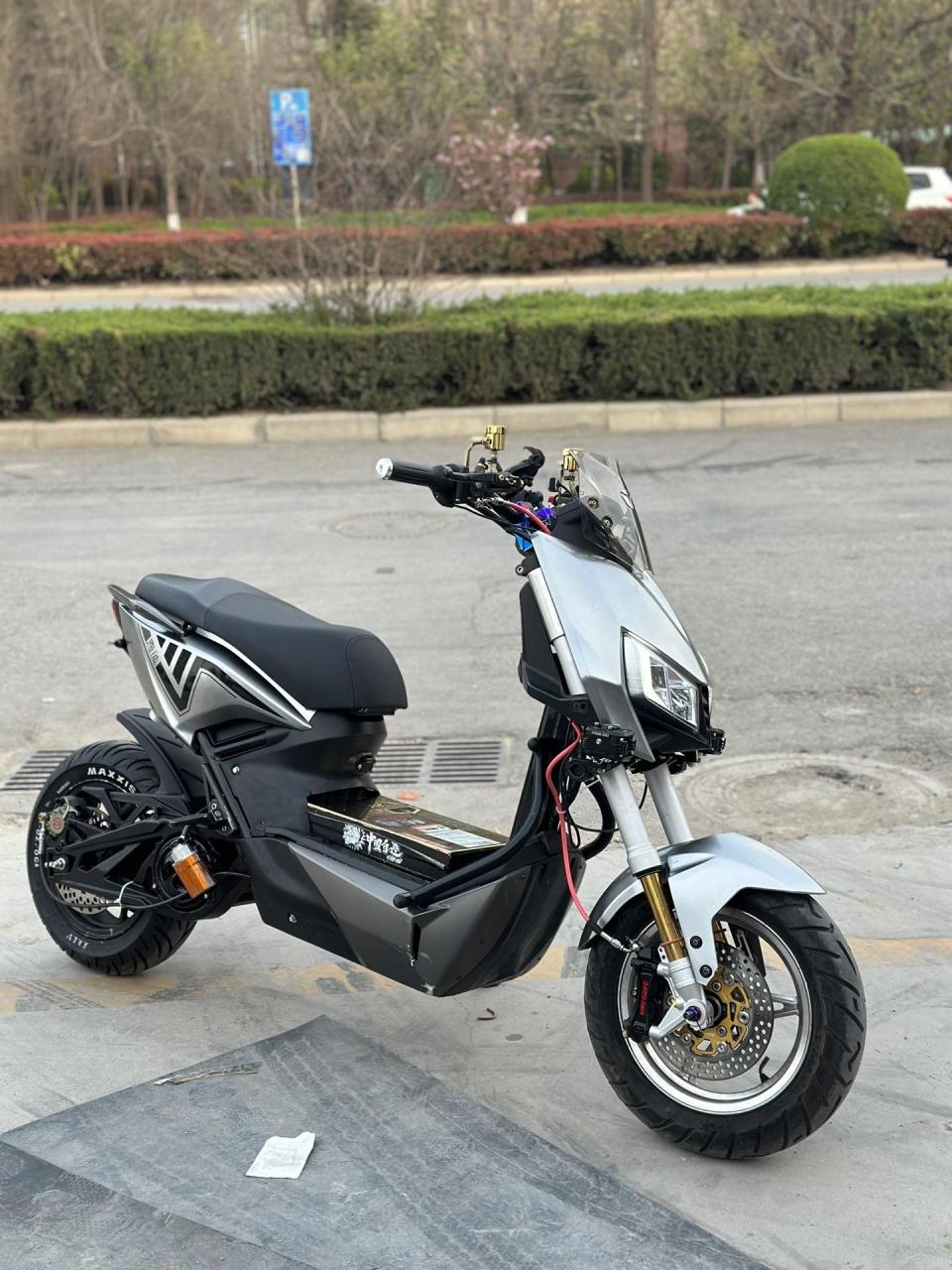 给客户完工一辆 雅迪中置x5