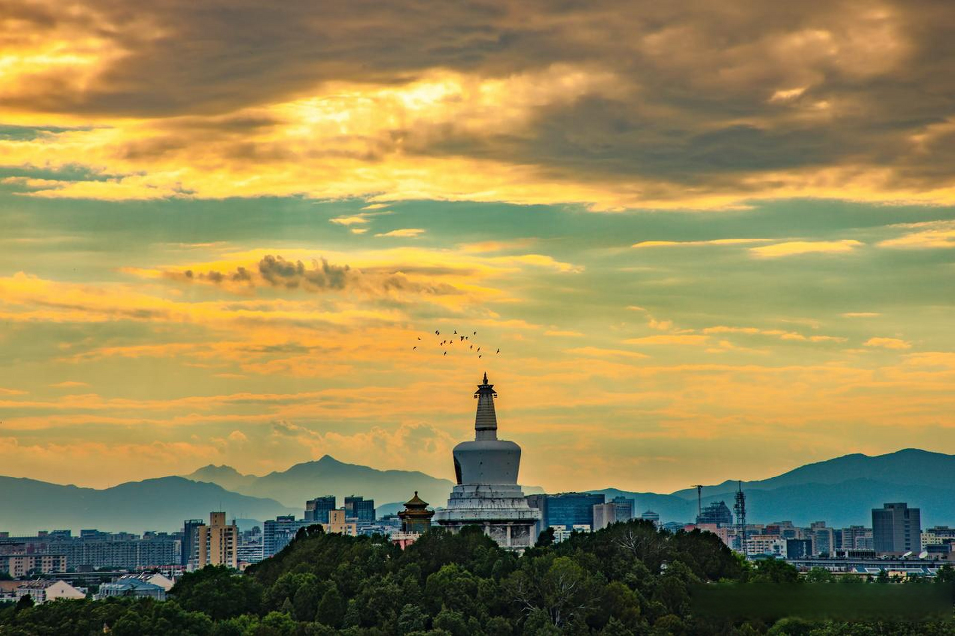 照片拍摄于北京景山公园,景山公园上能俯瞰北京城的景色,北海白塔清晰