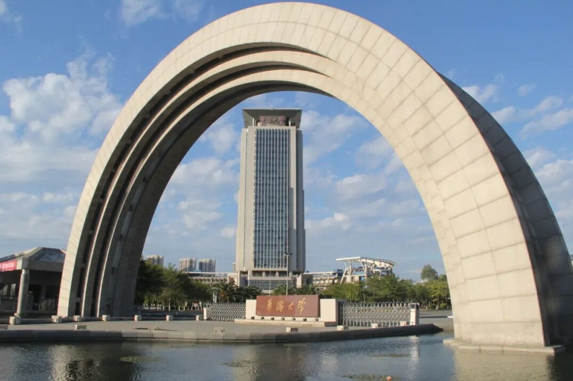 华侨大学厦门校区欢迎2023级新萌啦95 华侨大学厦门校区风景一角!