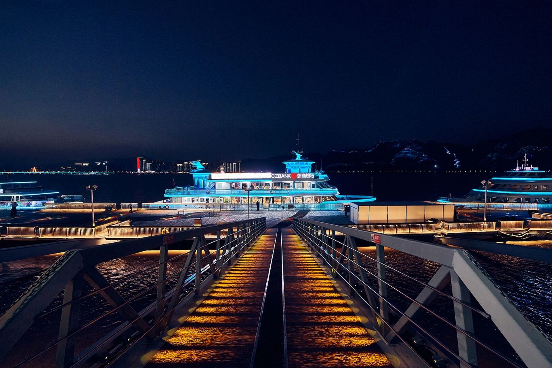 夜游瓯江的航程约20公里,其重头戏是山体灯光秀93,观赏瓯江夜景91