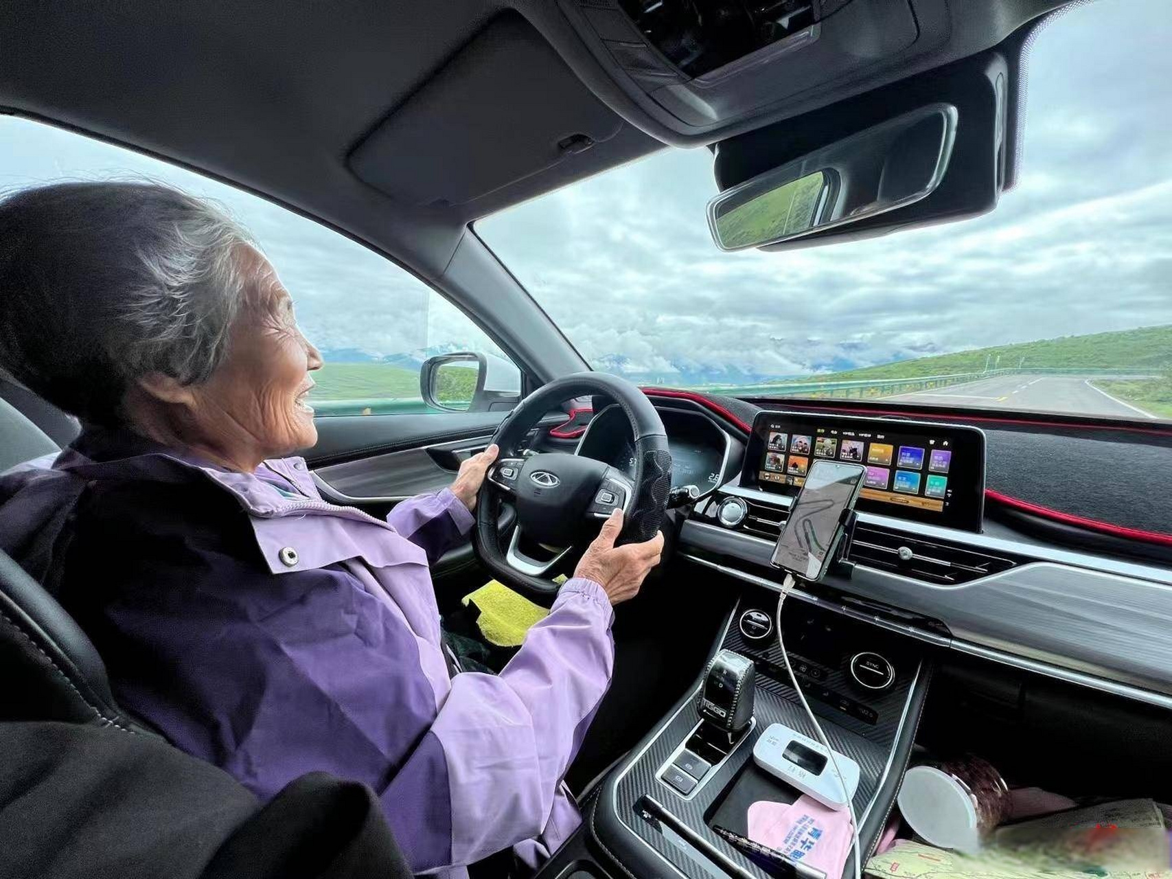 【71岁老奶奶自驾川藏线 其女儿:她性格乐观,爆火