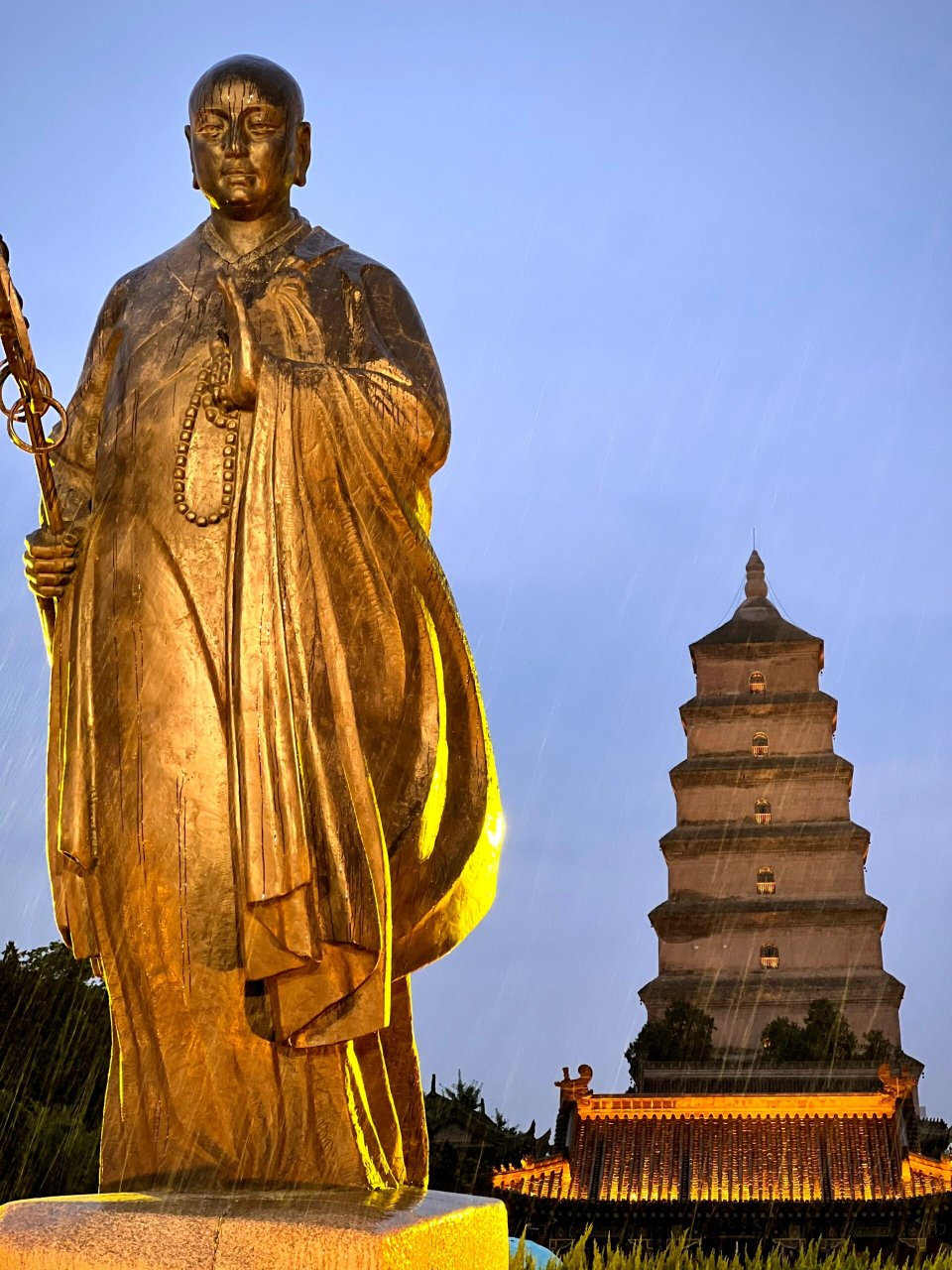 西安玄奘大雁塔 雨中玄奘,一眼万年 庆幸的是因为下雨,没有大唐不夜城