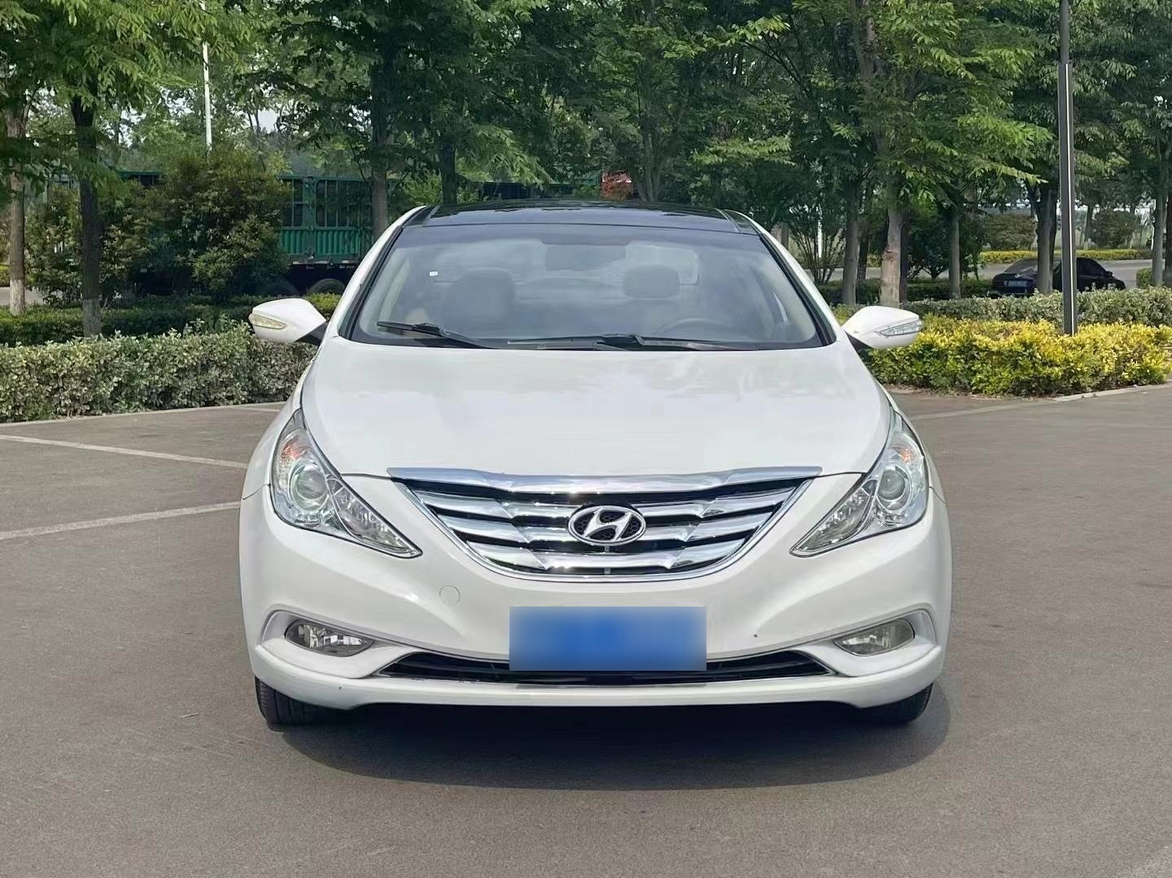 新到2012年上牌自动挡索纳塔8,漂亮的白色外观米色内饰,整体八九层新