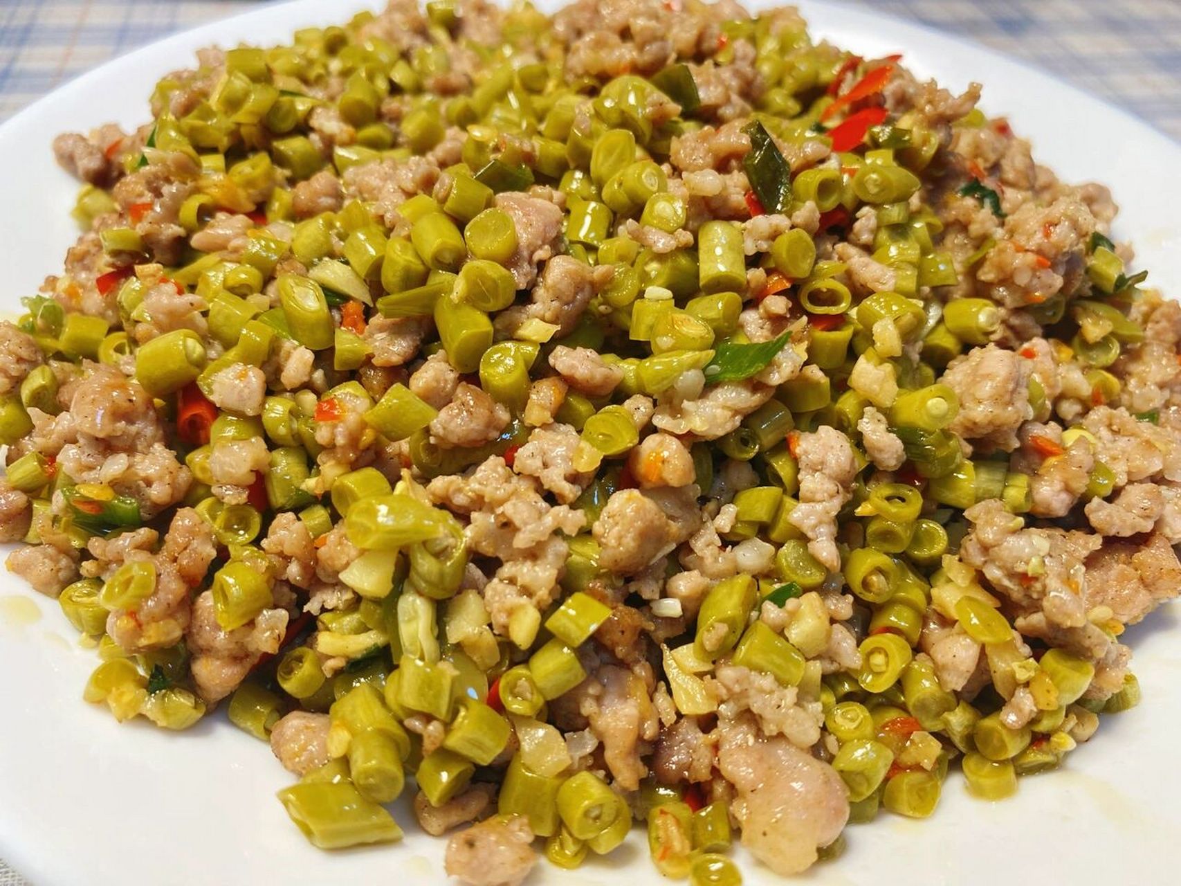 酸豇豆肉末做法: 11566准备好肉末,加盐巴,胡椒粉,生抽拌匀腌制