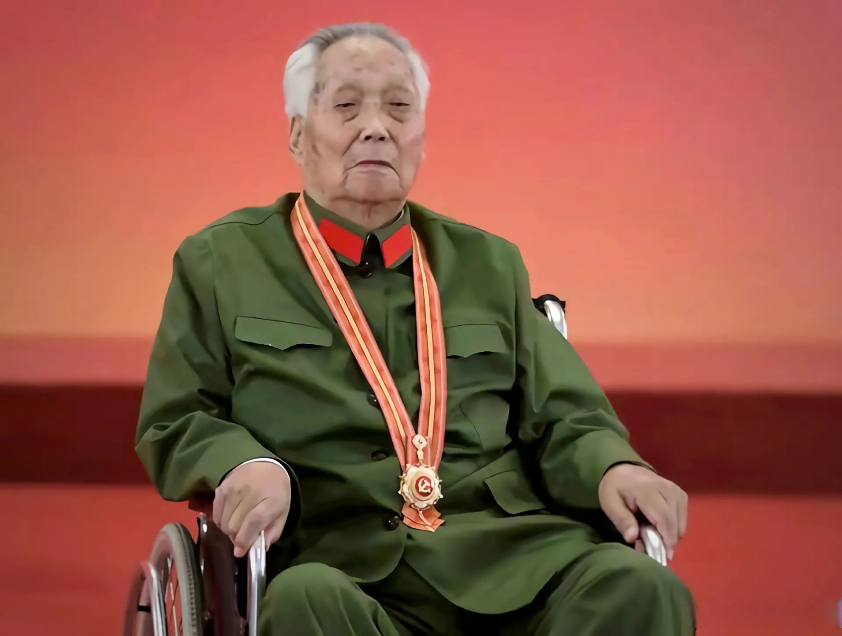 101岁老英雄郭瑞祥,曾一战歼敌1000人,"七一勋章"颁发时,抬进会场