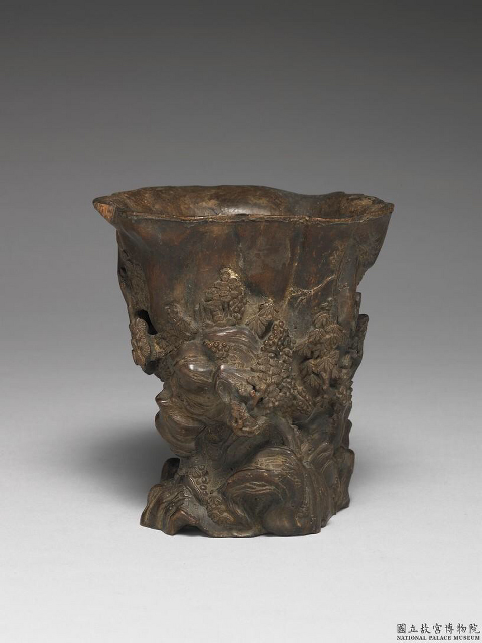 清沉香木雕山水笔筒,台北故宫博物院藏 高13.0公分,最大径13.