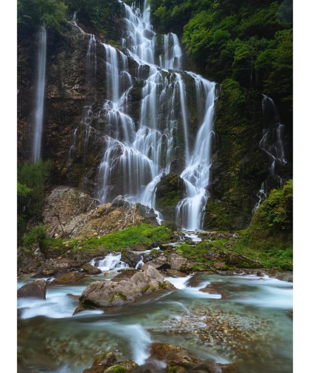 燕子岩瀑布景点介绍图片