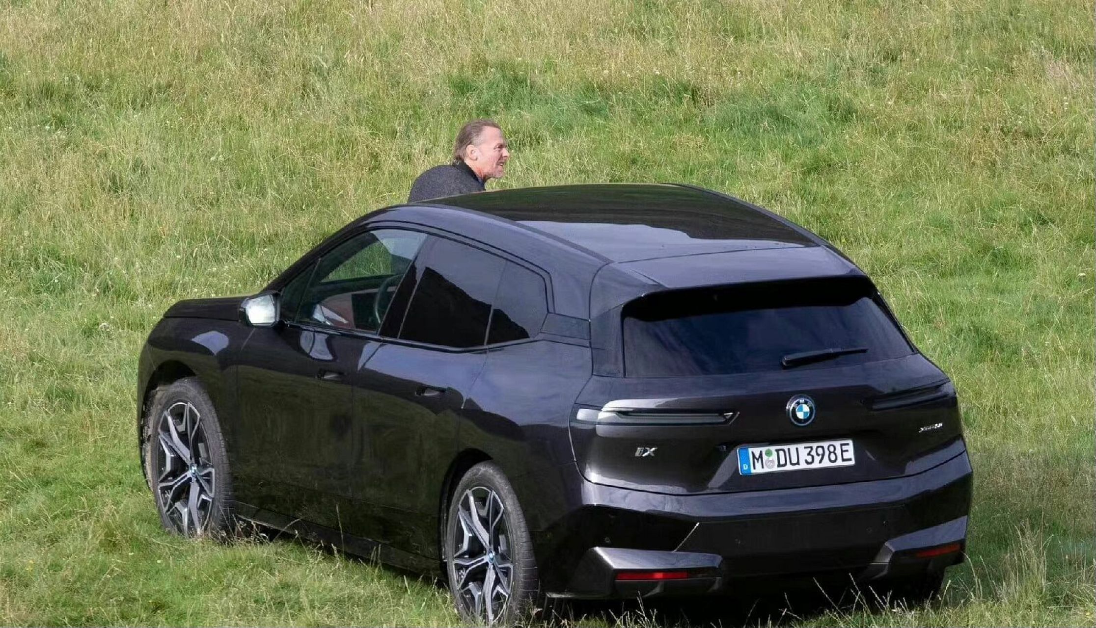 《碟中谍7》拍摄片场 阿汤哥新宝马座驾