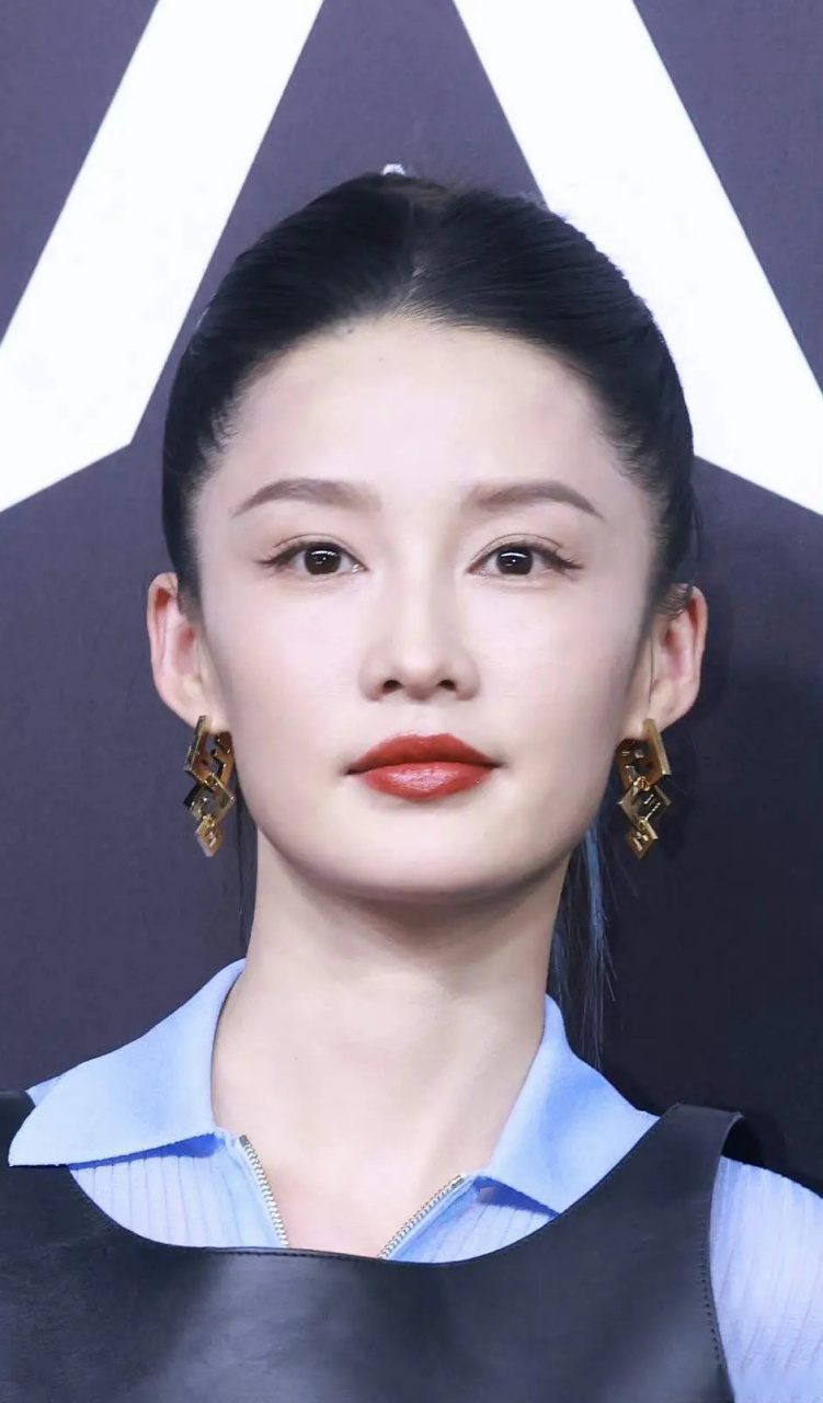 李沁这脸型不抗老啊,感觉老的快,造型太勒头皮,看的人都头皮一紧[思考