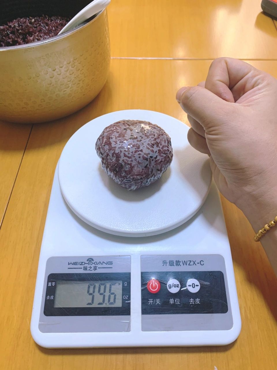大米和红米1:1混合煮熟,等待冷却后,用食物称称出约100g米饭,然后用