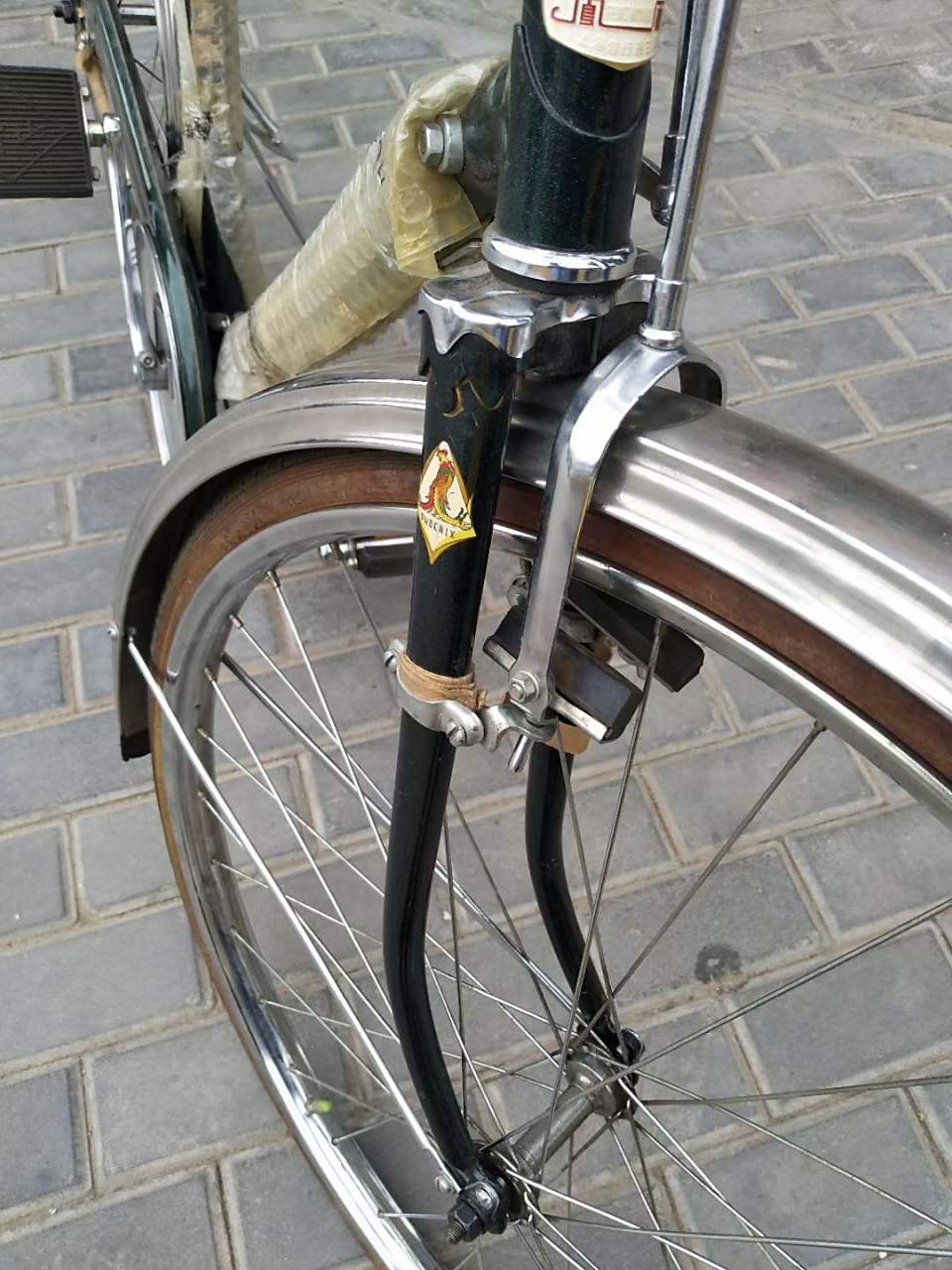 有发票,购买日期是1986年8月1号,凤凰86型26寸自行车,非常难得的一个