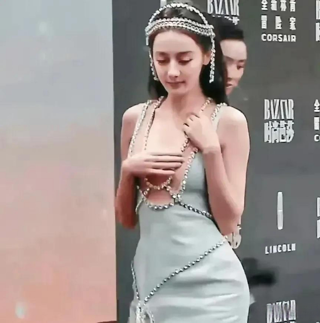 明星捂着胸口走红毯女人捂胸类似于男人捂裆,等于时时刻刻展示你这种