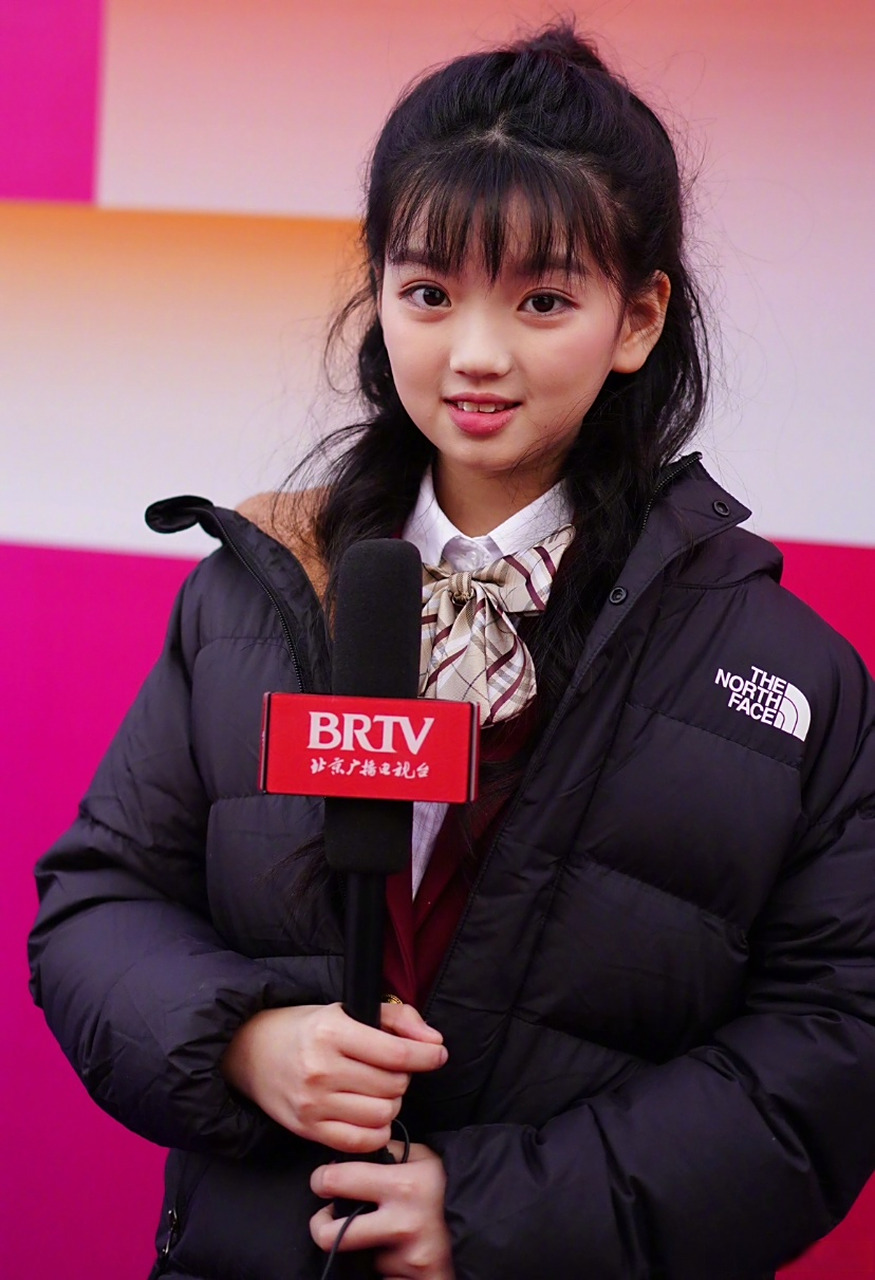 阿拉蕾近照,一副小大人的样子,长开一点之后感觉更像乔欣了?