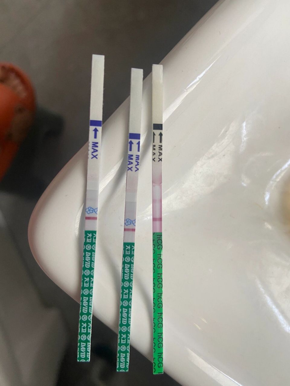 验孕棒 第一张图是刚验尿拿出来还不太显.