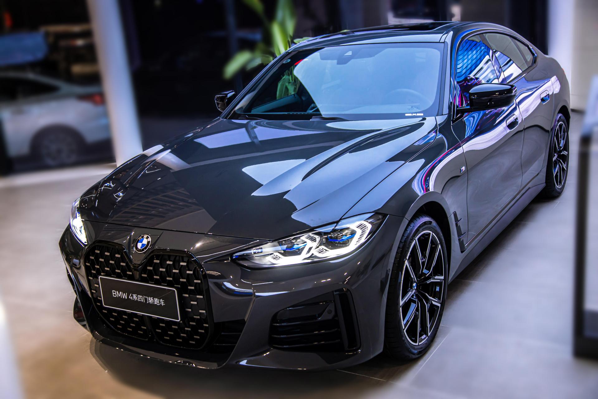 指导价: 419900 外观:碧玺灰/火山红 4系采用最新的宝马设计语言,竖式