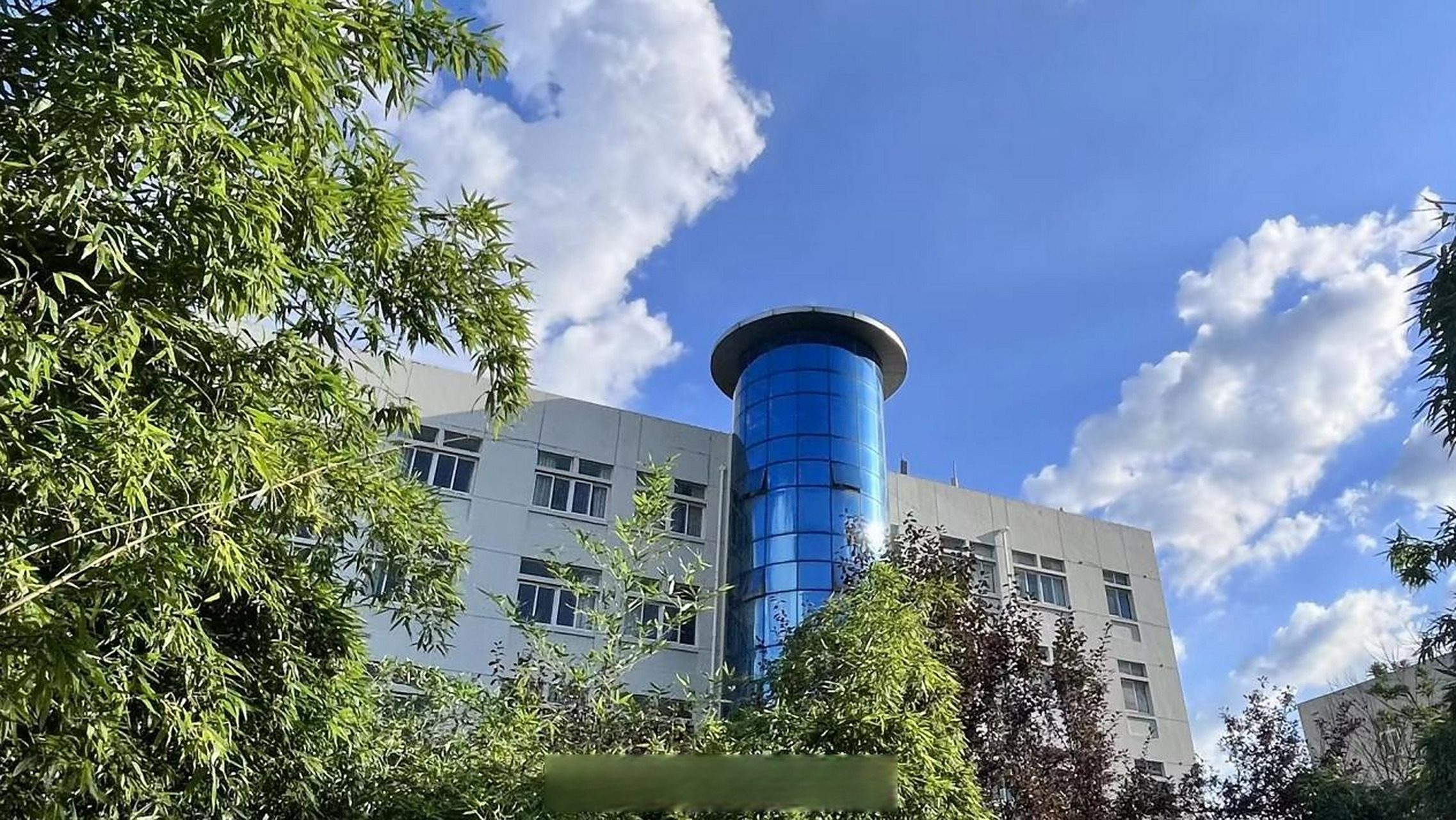 武汉传媒学院# #武传一角# 今天天气很好,天很蓝,云很白,风很温柔,愿