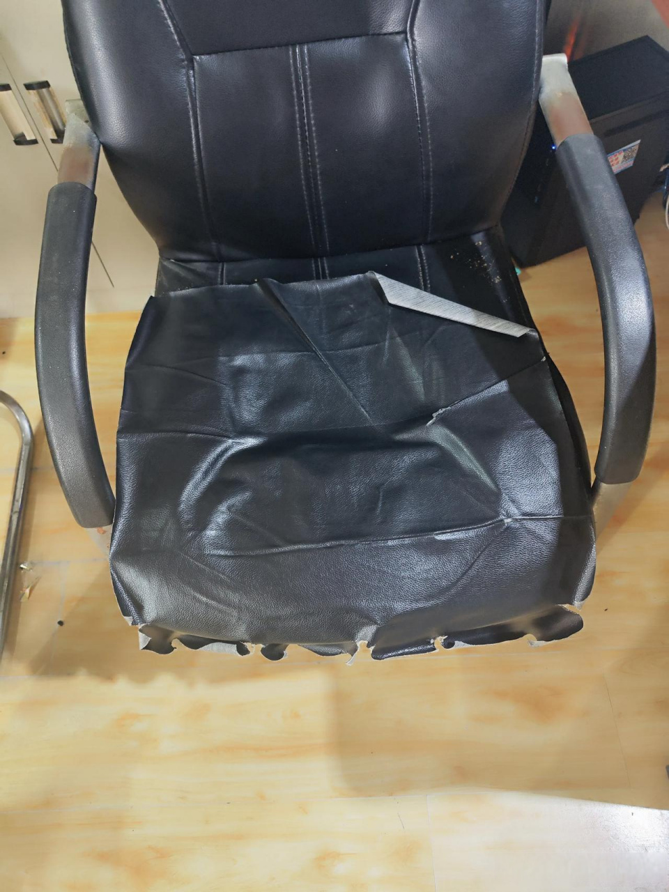 山东潍坊村支书和妇女主任 你们看看这是不是村支书的椅子,看了村支书