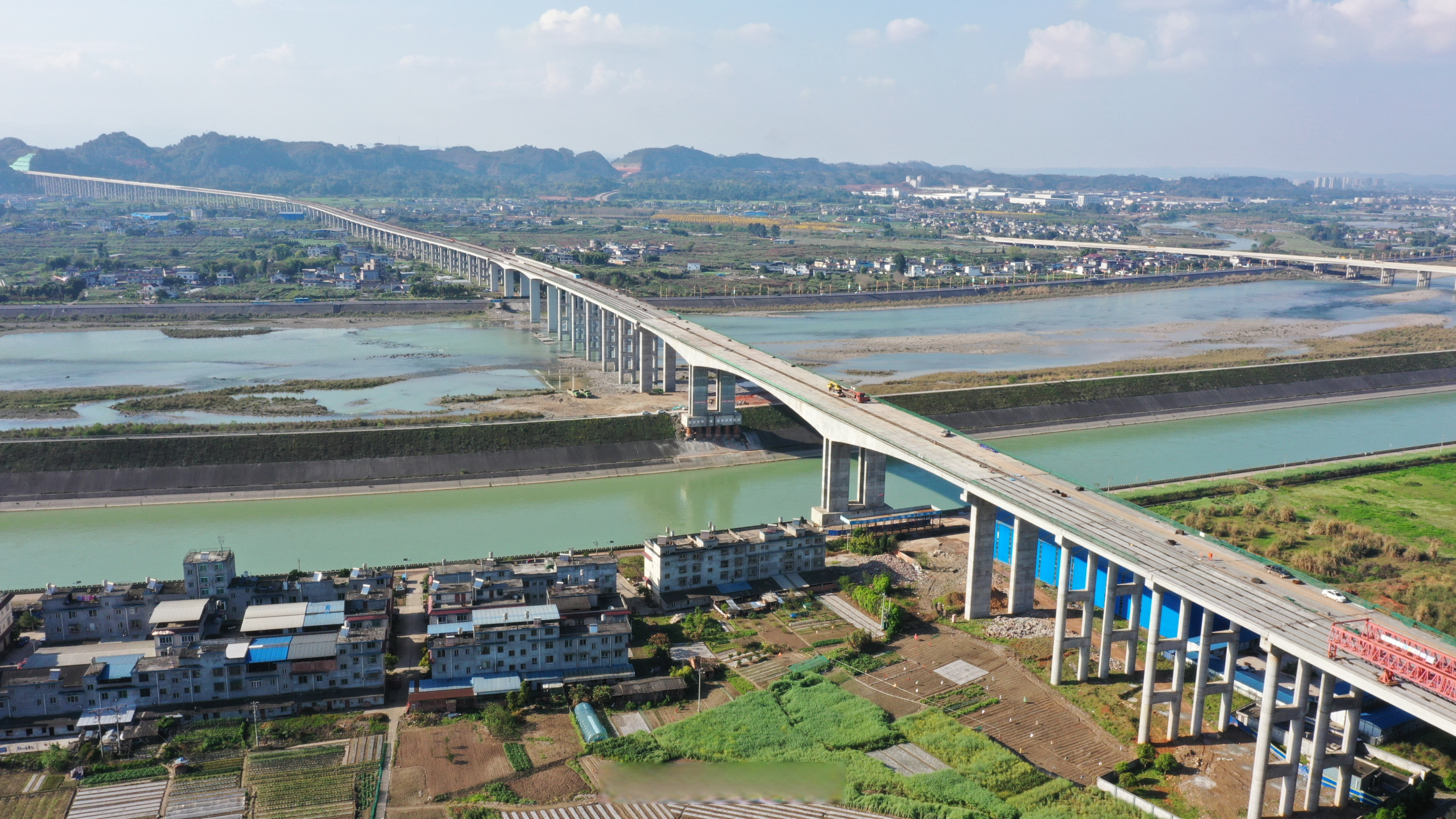 【樂西高速公路大渡河特大橋全幅貫通】3月28日,樂西高速公路(樂山至