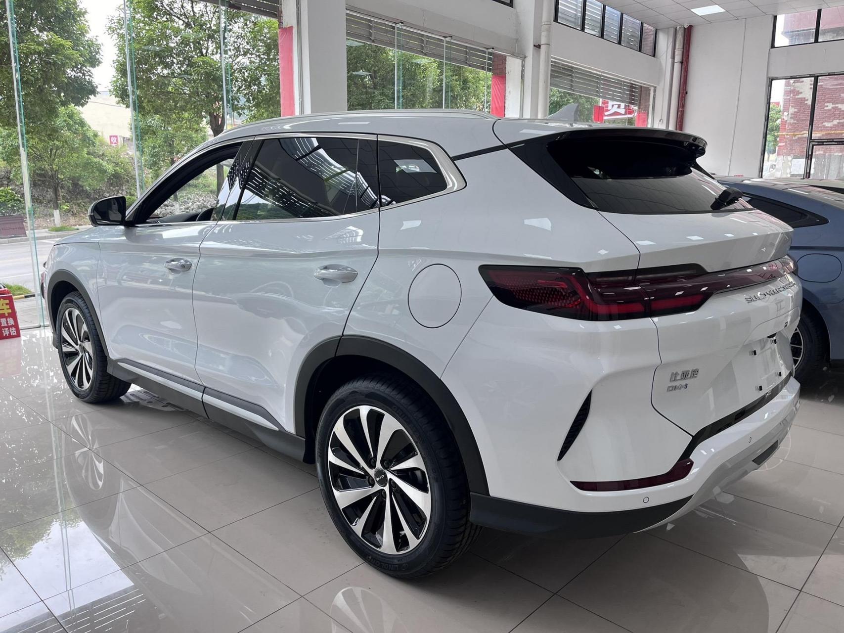 车型:比亚迪宋plus新能源(插电式混合动力) 配色:苍烟色,赤帝红,德兰