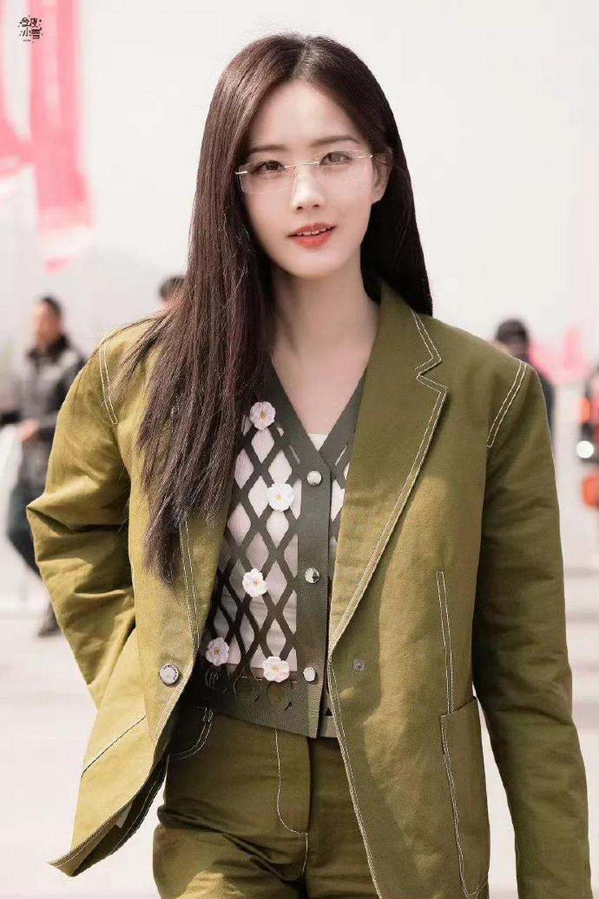 起猛了,李一桐戴眼镜你受得了吗?有春光的日子,荷尔蒙的气息弥漫