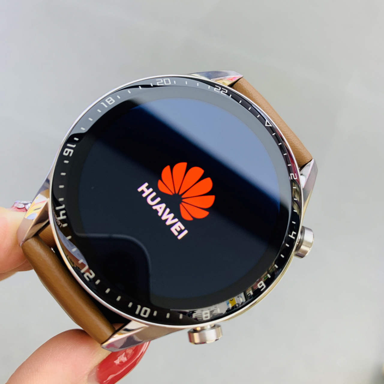 华为gt2沙砾棕智能手表 这款炒鸡帅气,既有休闲风,又成熟稳重,太适合