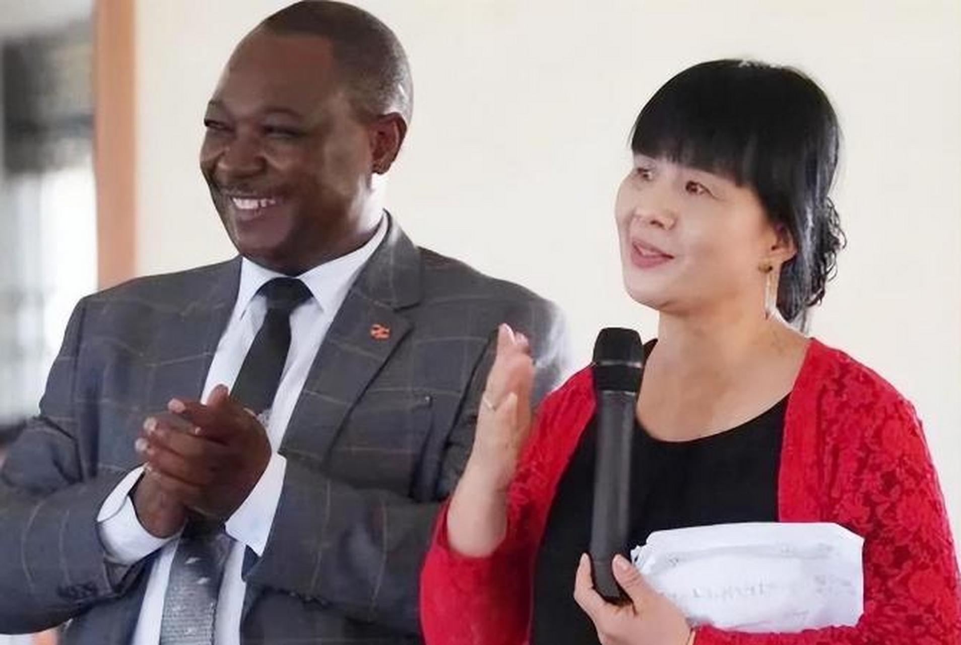 1996年,清华才女王丽红不顾父母反对远嫁乌干达老公,生下四个子女.