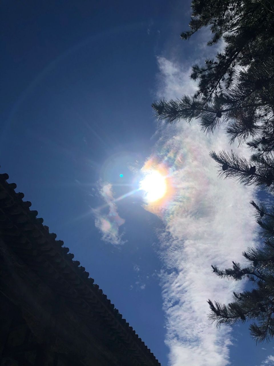 五台山佛光普照,祥云 游历五台山,寺院祈福,午后阳光照耀着