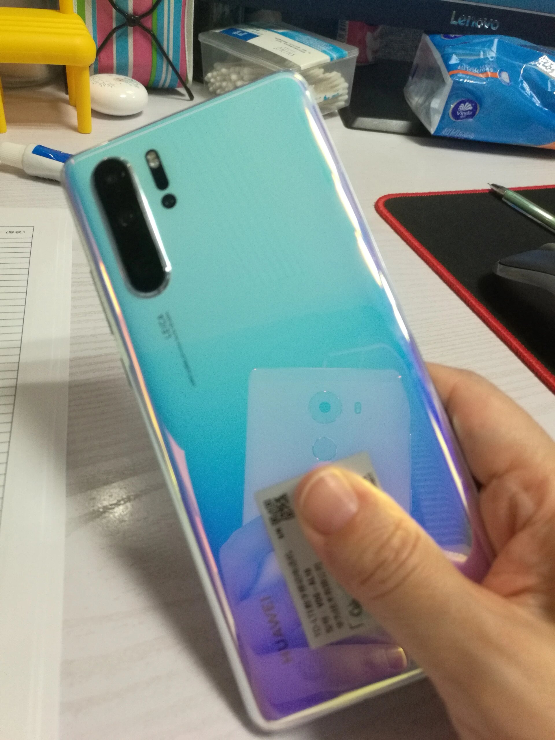 陪了我四年的华为p30pro,上周日去换了个电池,129块钱,还给免费贴了膜