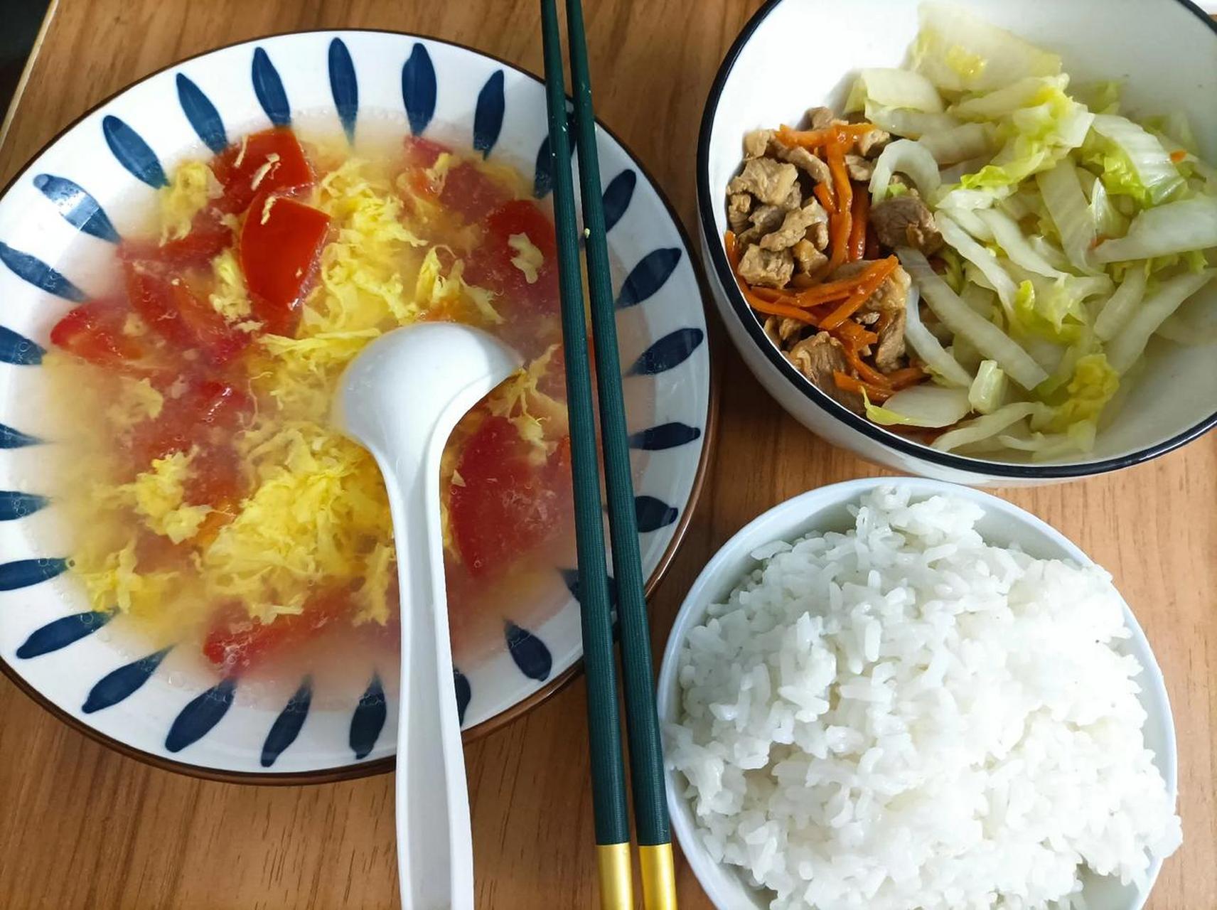 一碗饭,一碗菜,一碗汤.一个人的日子也要好好吃饭.