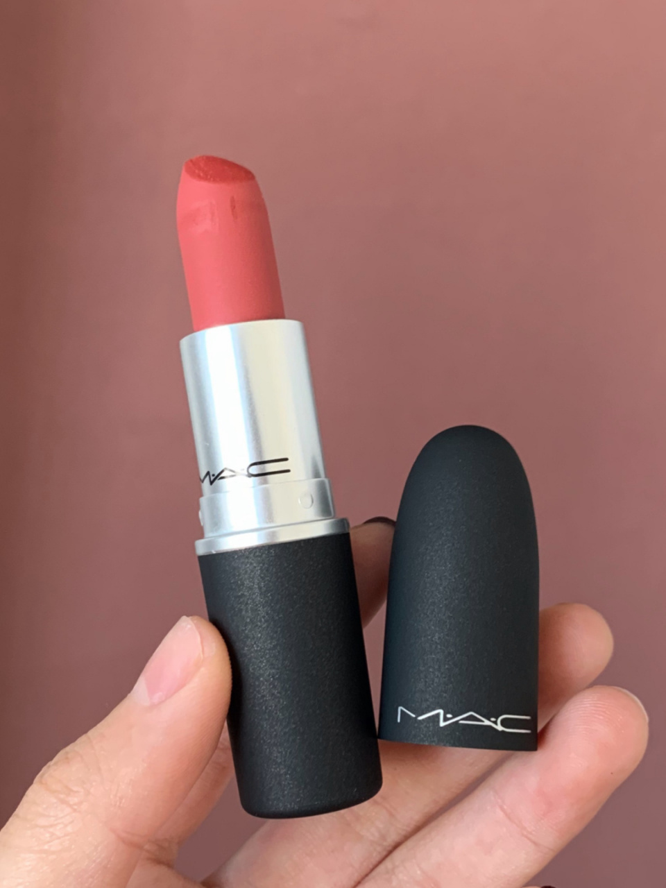 水嫩到不行的mac923 无法形容的美腻99 有一点点像 夹杂了一丝橘