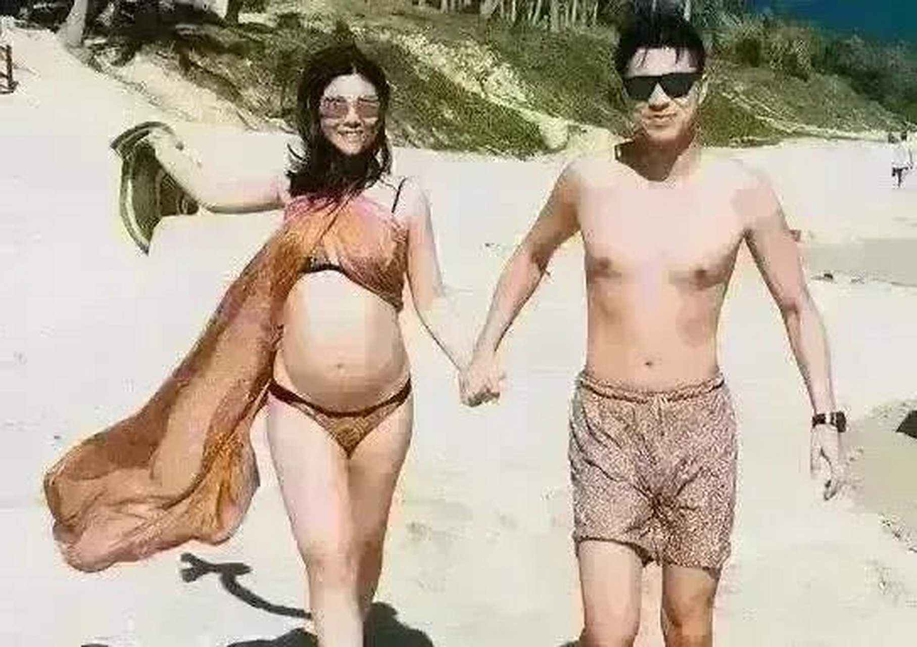 李小萌怀孕期间海边游玩!