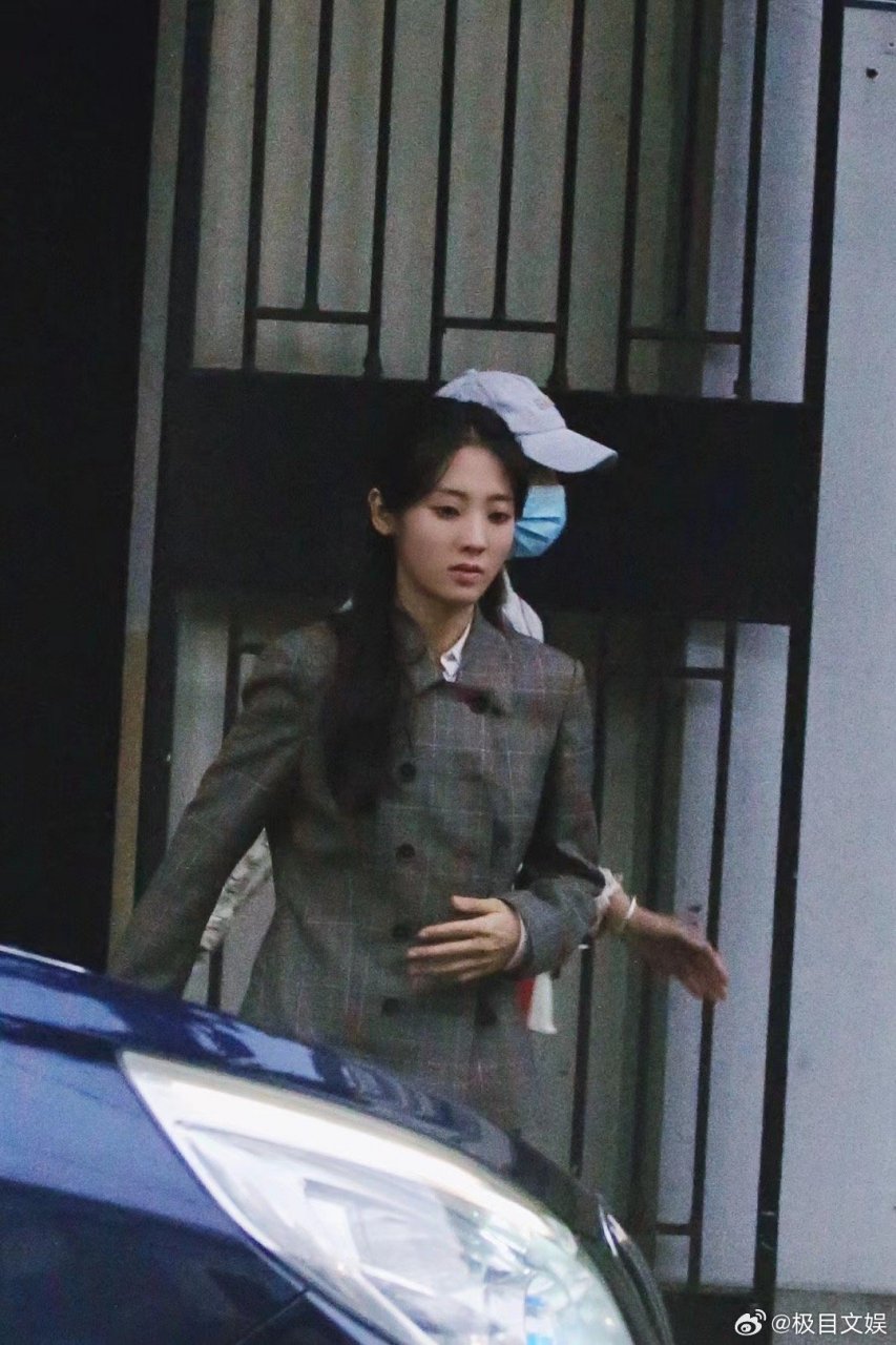 邢菲灰色格纹排扣西装造型路透#02 邢菲新剧《暗夜与黎明》又有新