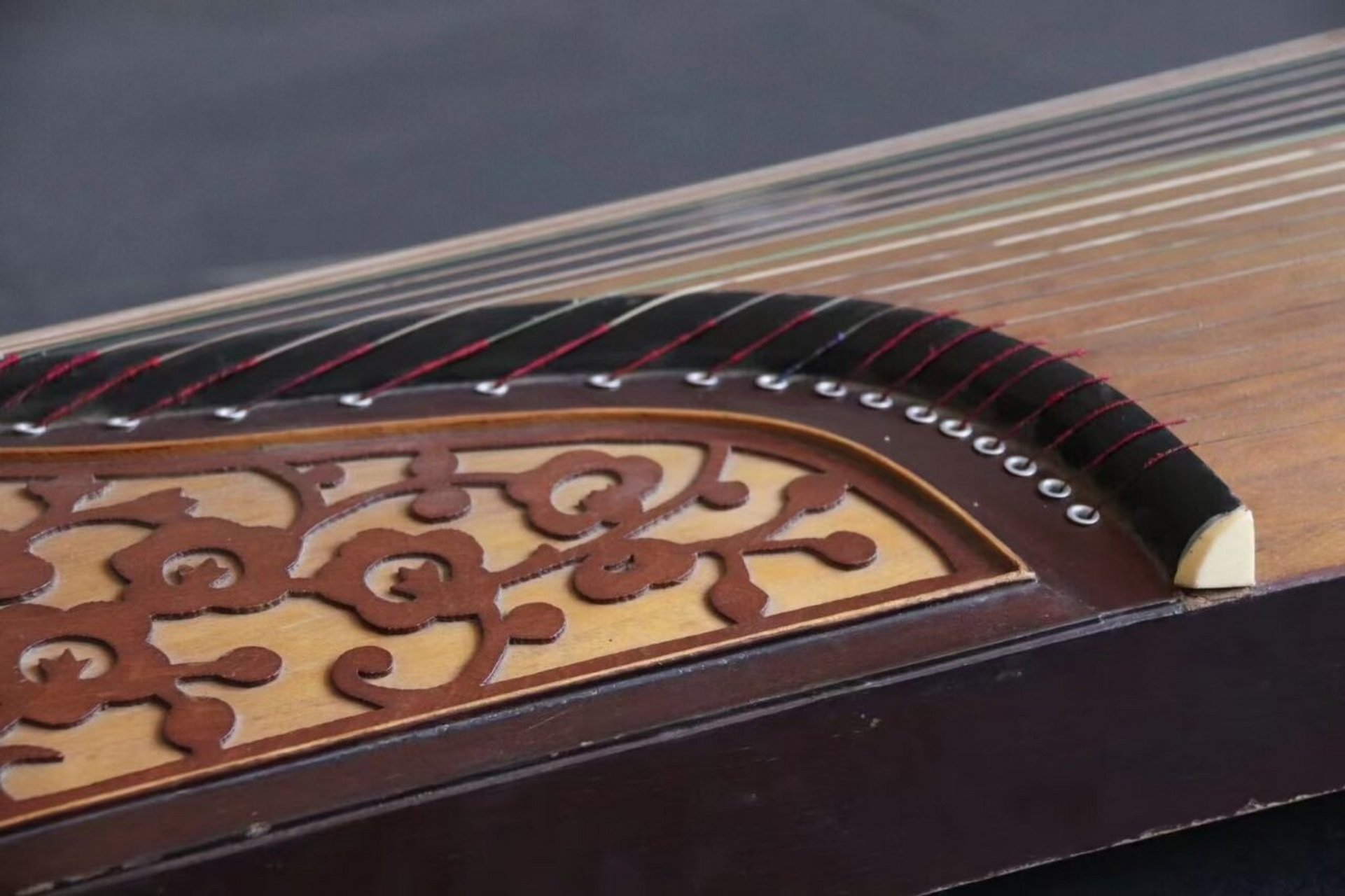 最古老的传统乐器——古筝 古筝又名汉筝,秦筝,是一种弹拨弦鸣乐器,为