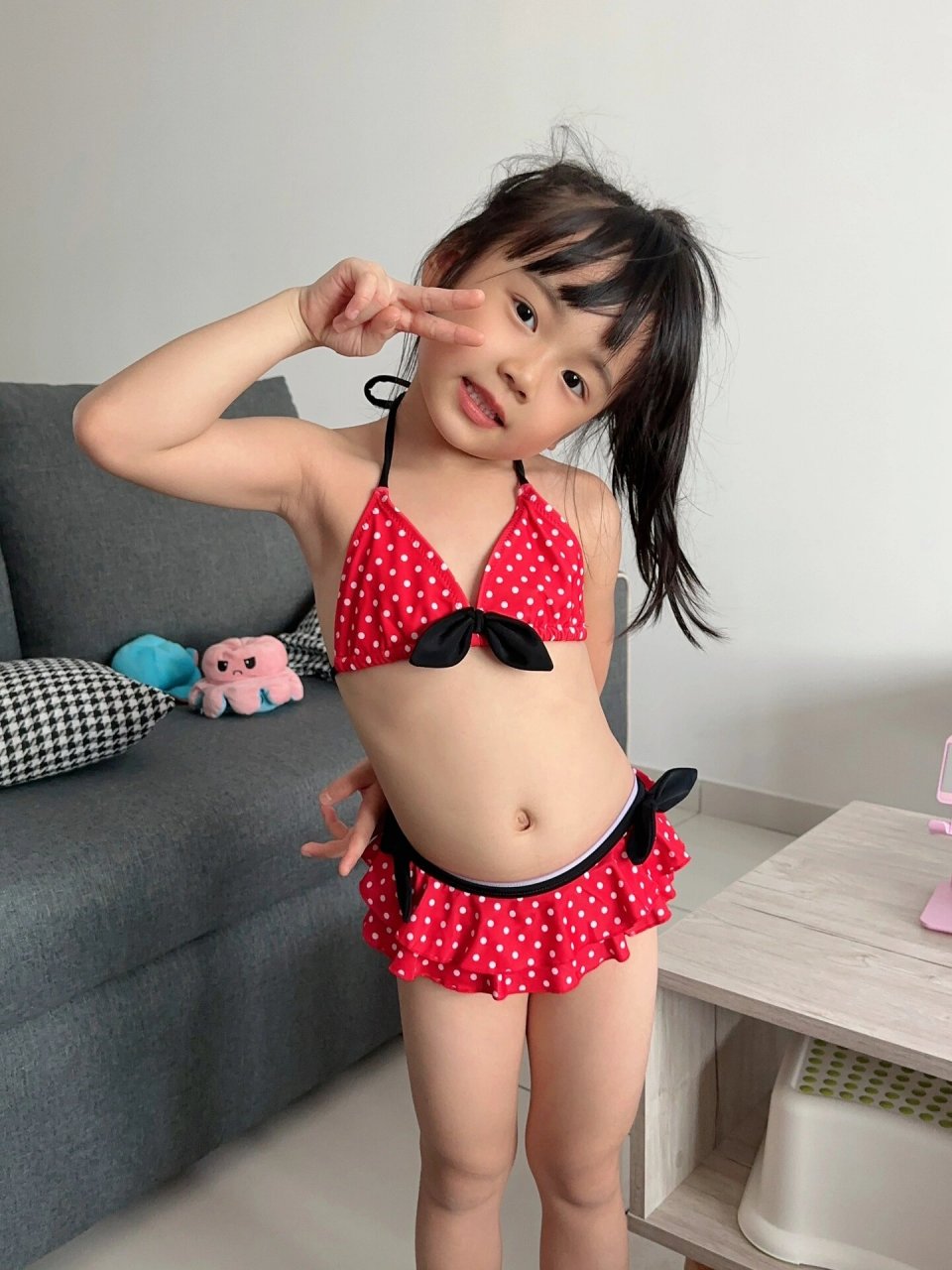 穿比基尼的五岁小朋友939799 全部自己摆的pose 一直很犹豫要给