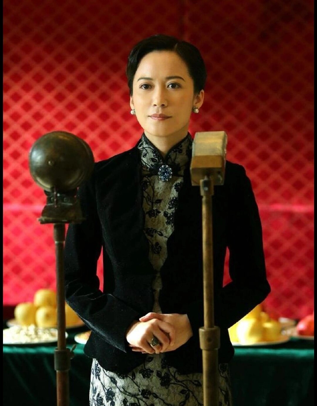 在外形上俞飞鸿就让人眼前一亮,剧中她有多套不同的旗袍扮相,无论是展