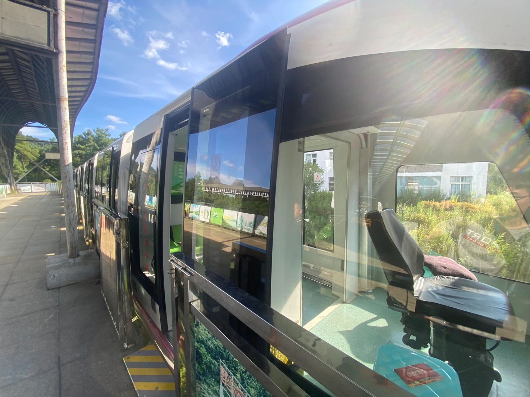 99来野玉海度假区有很多可以玩的项目,比如玻璃桥和滑道,但是老少