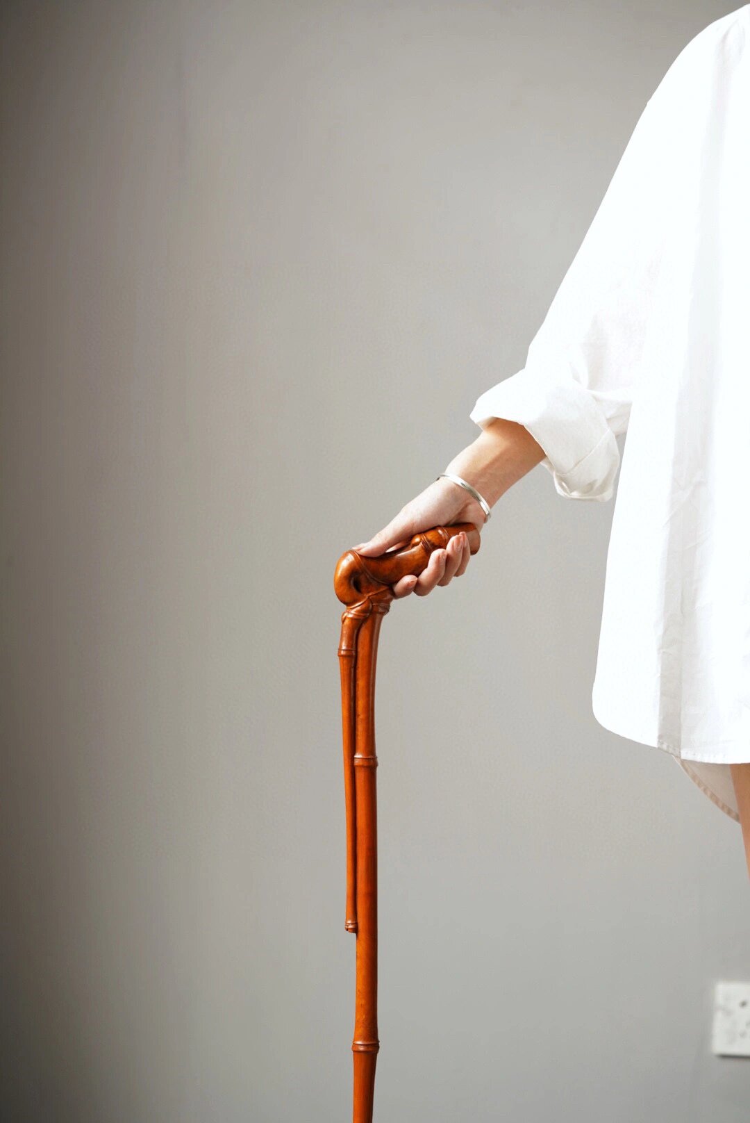 黄杨木|拐杖 黄杨木【拐杖】 材质干净细腻,整木制作拐杖; 拐杖握感