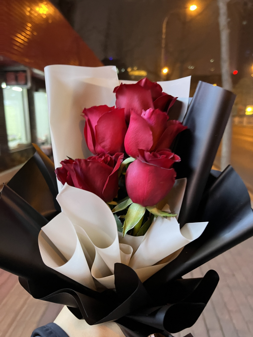 玫瑰花代表浪漫 真的很喜欢玫瑰花🌹特别是深红色 包装到网啊一搜拿