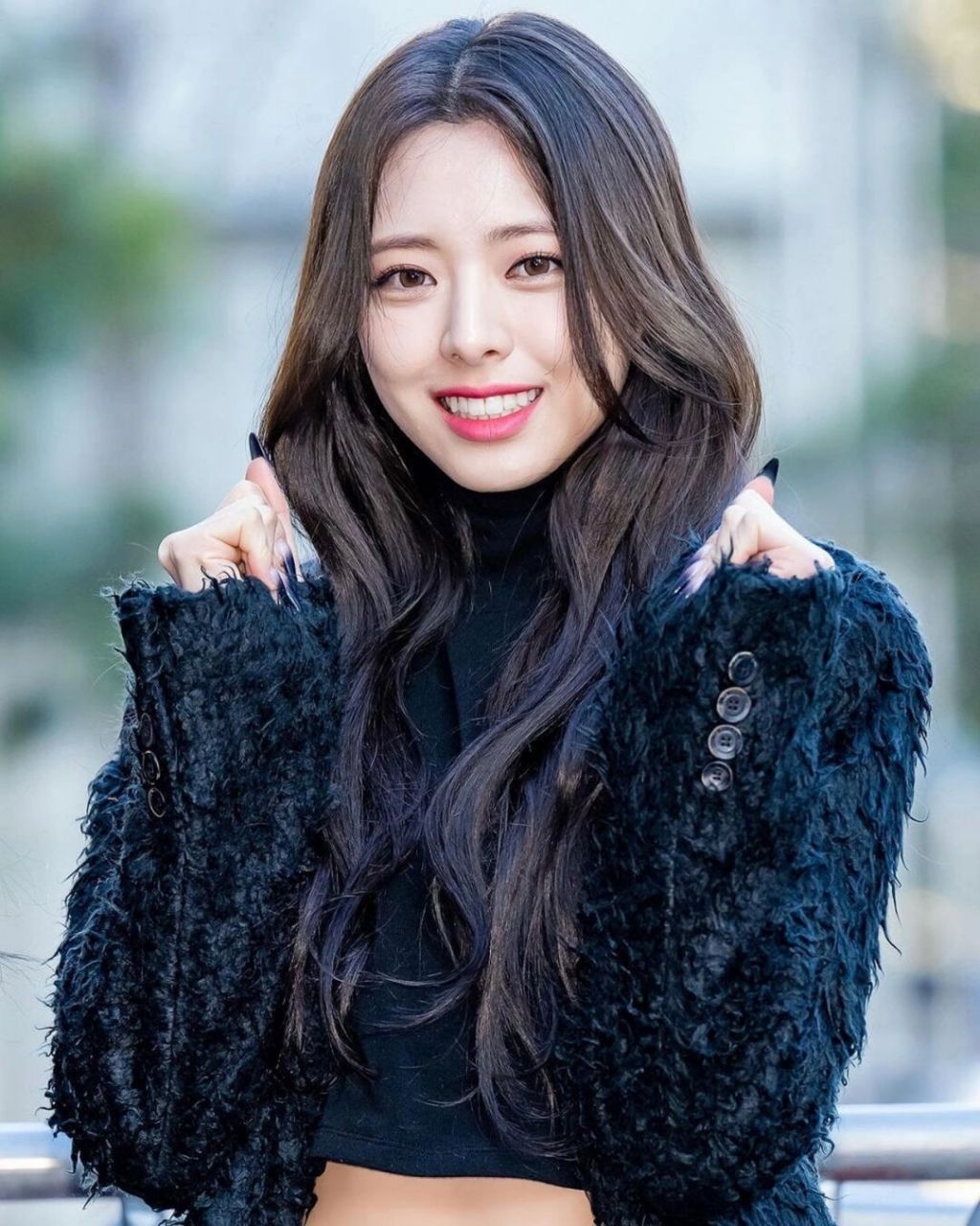 itzy申有娜上班穿搭,黑色大衣搭配短款上衣和蓝色牛仔裤,露出纤细