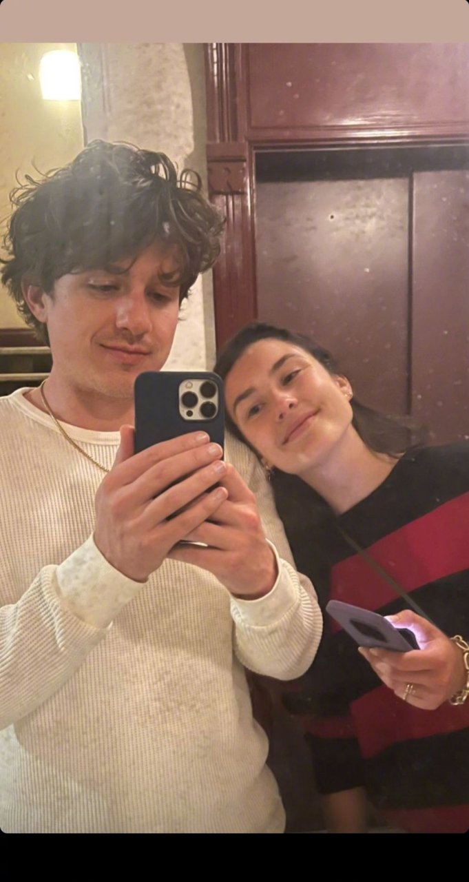 断眉 charlie puth 新鲜分享与女友的合照