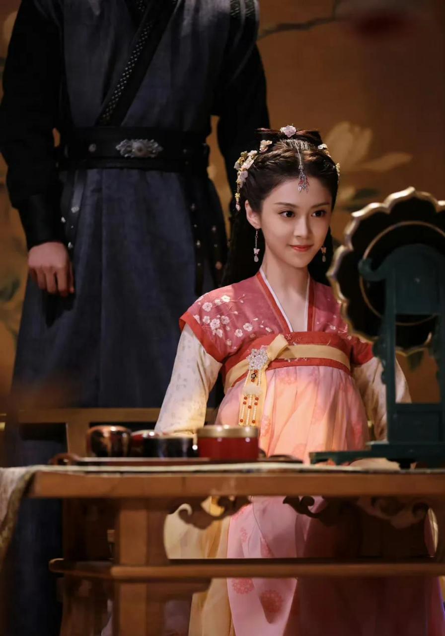 不仔细看还真没看出来,《花轿喜事》里的杜冰雁居然就是《安乐传》里