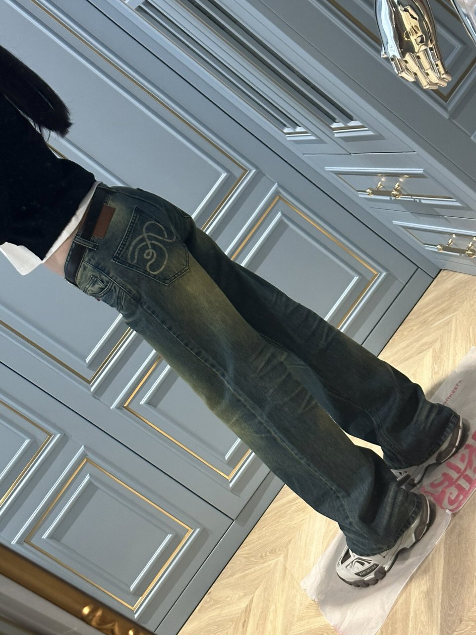 一直再等高腰款 等不到了 试试低腰的也不错 纠结哪个裤型,颜色不