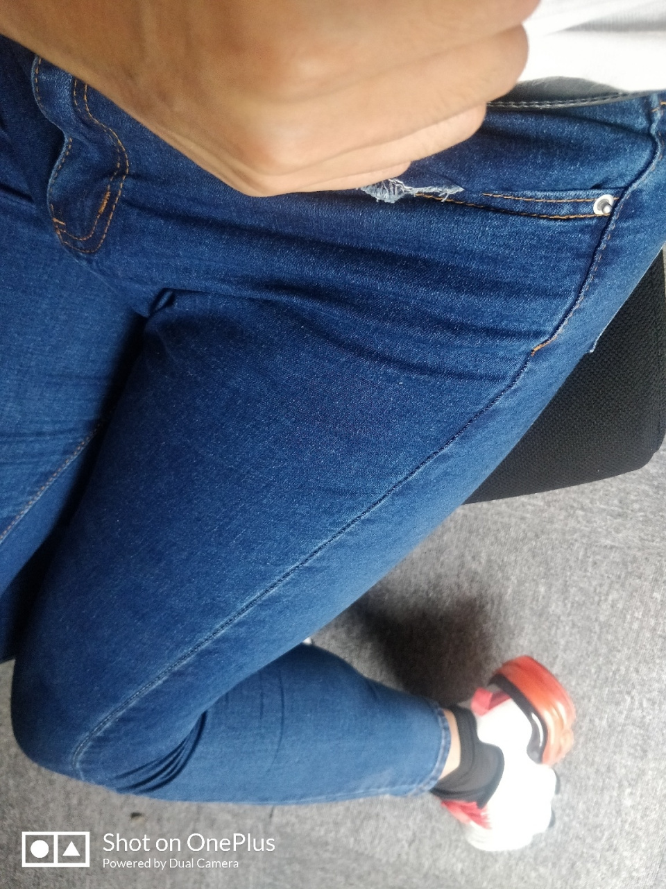 男生穿女款紧身牛仔裤 男生穿女款紧身牛仔裤配运动鞋